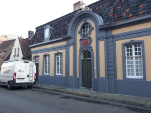 kaleien huis geel blauw scaled